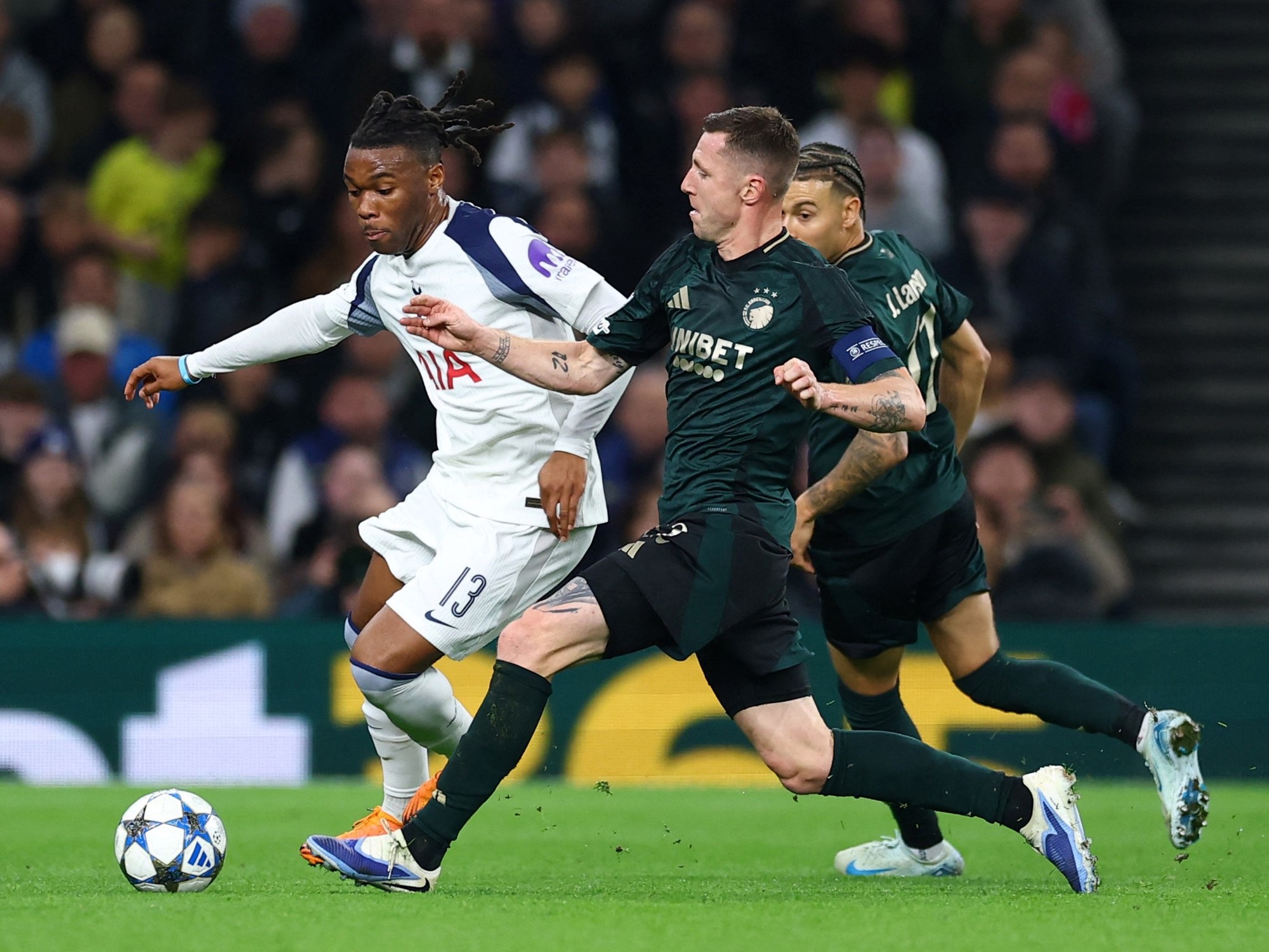 Agente habría amenazado con arma a compañero de Cuti Romero en Spurs