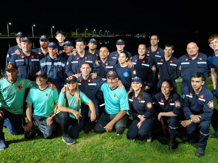 Bomberos y kayakistas de San Vicente practican rescate en la laguna