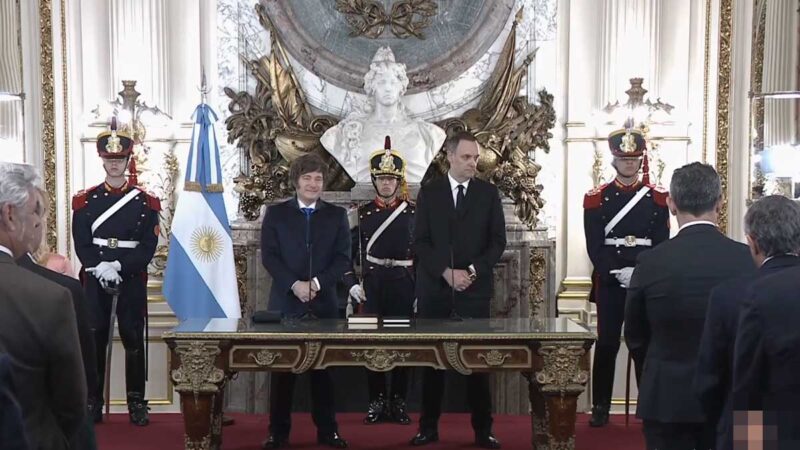 Milei juramentó a Adorni, recibió legisladores y viaja a EE.UU.