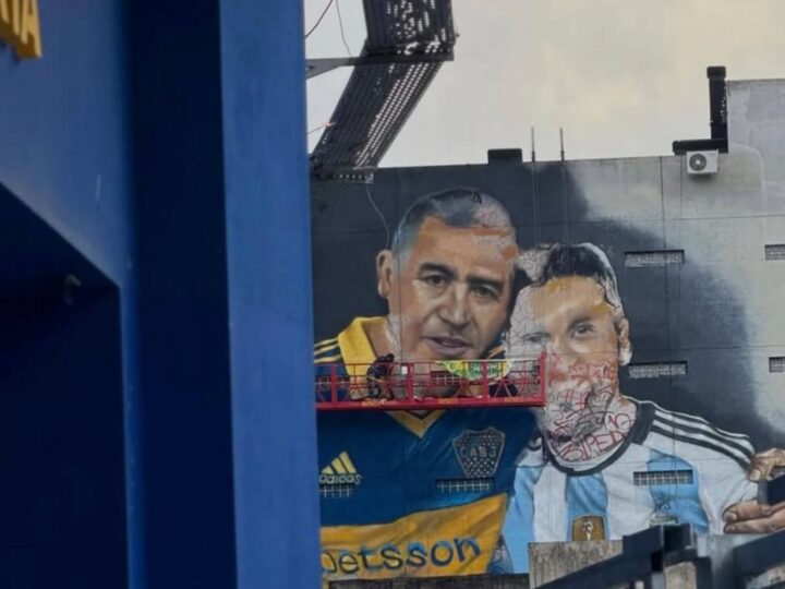 Impactante mural de Riquelme y Messi se estrena frente a la Bombonera