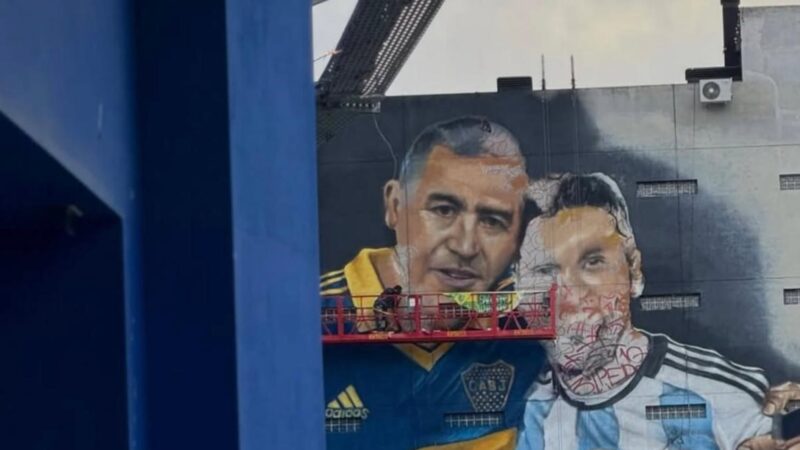 Impactante mural de Riquelme y Messi se estrena frente a la Bombonera