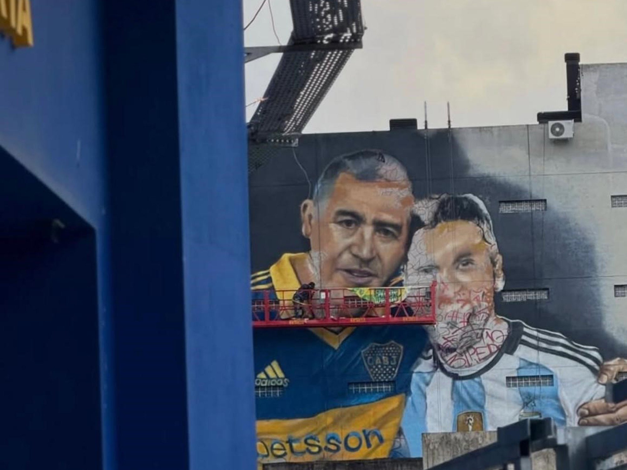 Impactante mural de Riquelme y Messi se estrena frente a la Bombonera