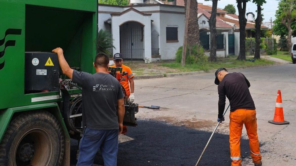 Avanzan las obras de bacheo en Luis Guillón y mejoran el tránsito