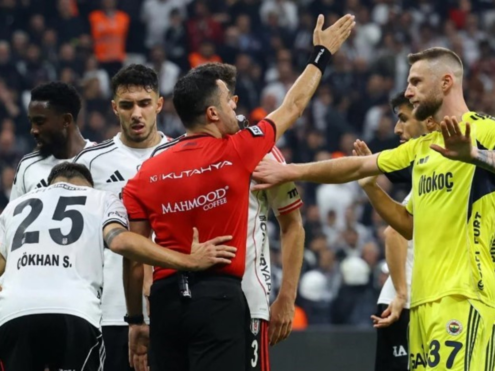 Escándalo en Turquía: 17 árbitros detenidos por manipular partidos