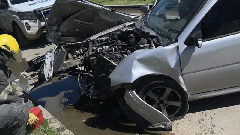 Conductor se descompensó y chocó contra columna en Almirante Brown