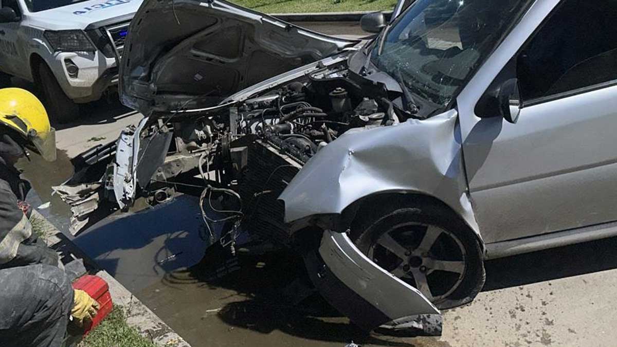 Conductor se descompensó y chocó contra columna en Almirante Brown