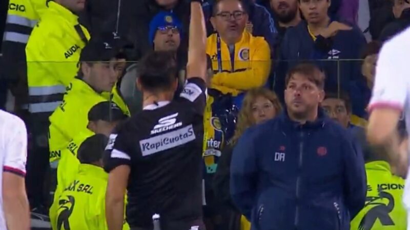 Expulsión de Ayude tras protestar offside que anuló gol a San Lorenzo