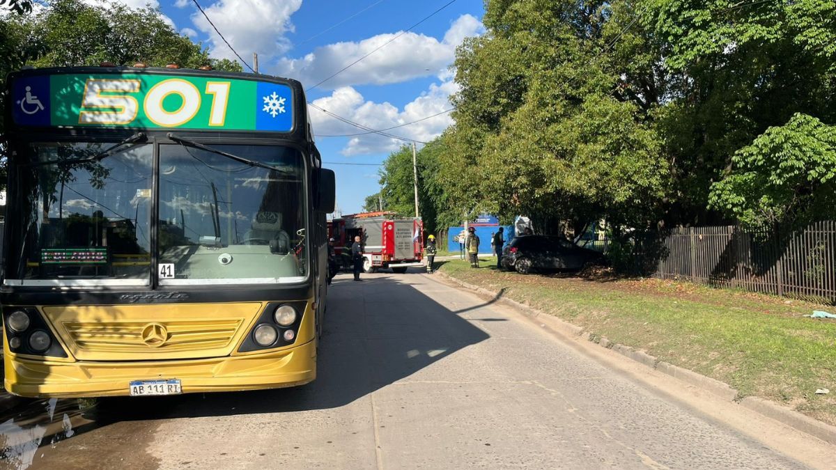Accidente en Almirante Brown: choque entre colectivo y auto, un herido