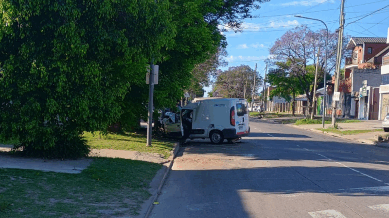 Almirante Brown: camioneta choca con colectivo e impacta un árbol
