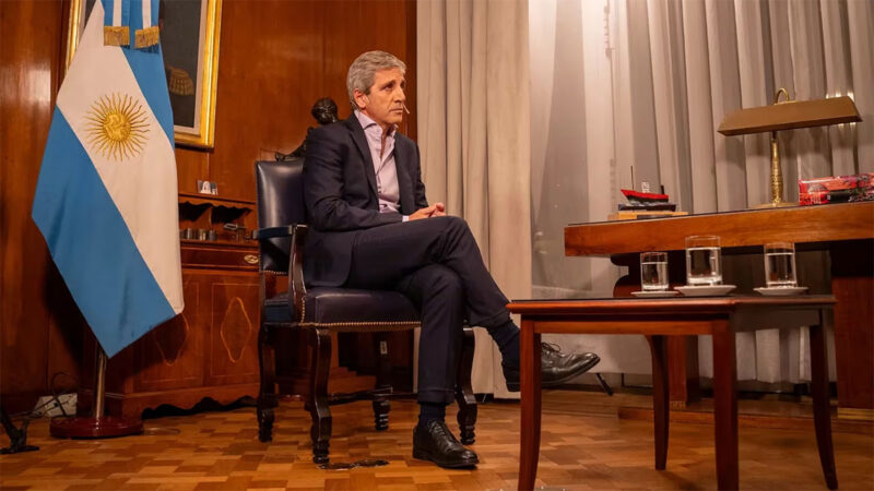 Proyecciones de Caputo sobre dólar e inflación: qué esperar