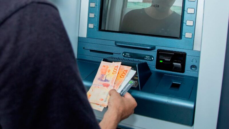 Milei tildó de “ladrón” al economista que propuso impuesto al efectivo