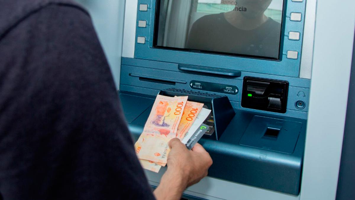 Milei tildó de “ladrón” al economista que propuso impuesto al efectivo
