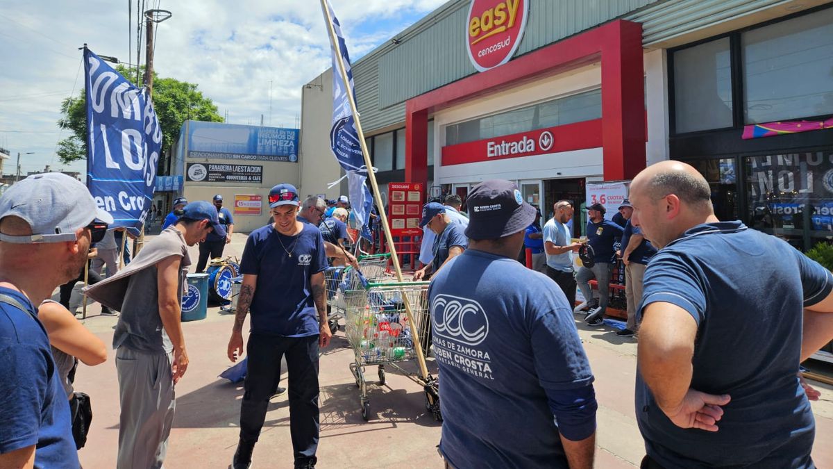 Trabajadores protestan frente al Easy de Monte Grande por despido
