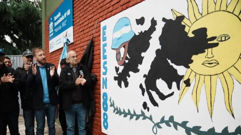 Escuela de Banfield recibe el nombre Malvinas 1982 en homenaje