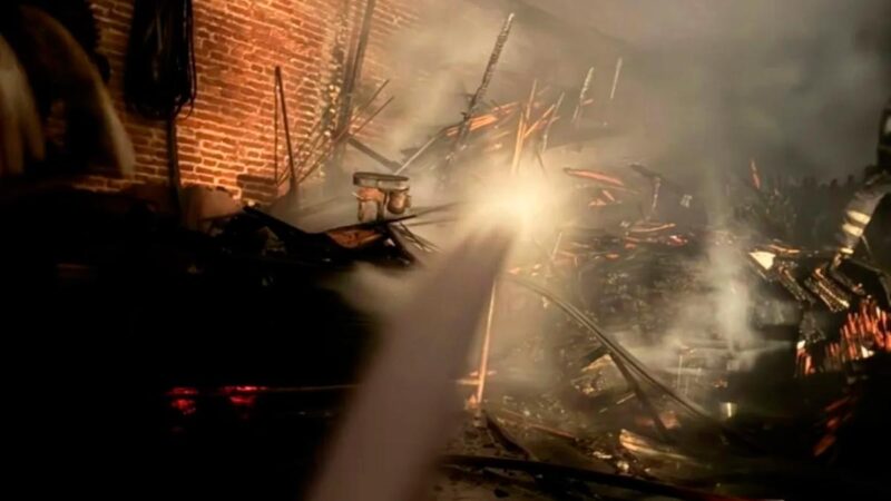 Incendio en maderera de Lanús: bomberos luchan contra el fuego