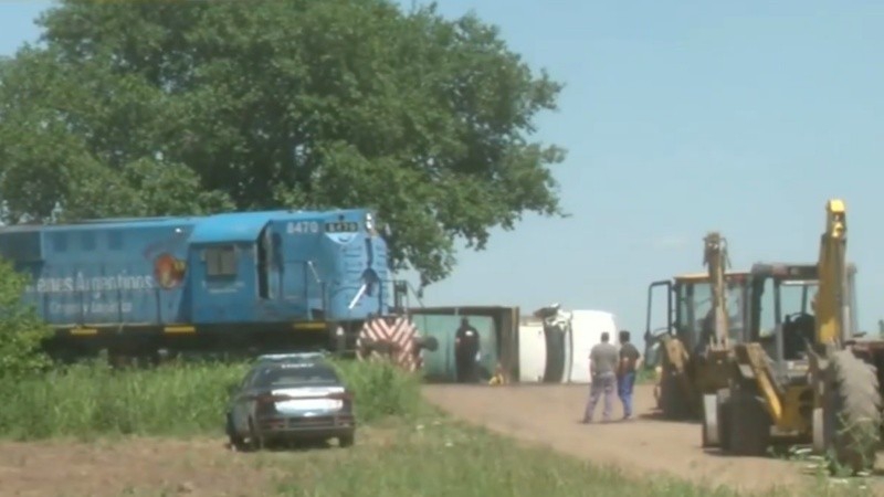 Accidente en Villa Gobernador Gálvez: tren embistió a camión municipal