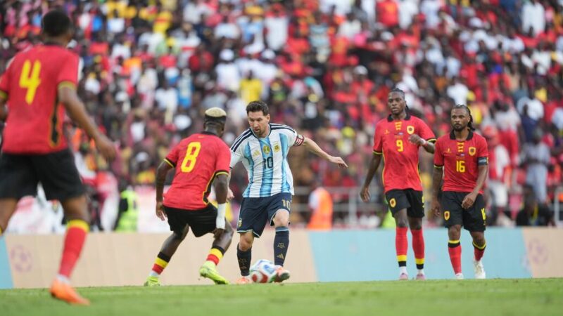 Argentina cerró el año con triunfo 2-0 ante Angola en Luanda