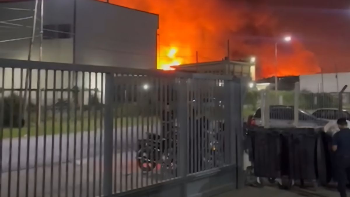 Humo tóxico en Echeverría: piden cerrar ventanas en Canning, El Jagüel