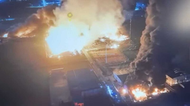Incendio en Ezeiza: bomberos dicen que extinción durará 24-36 horas