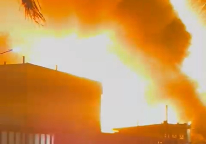 Granados: incendio en Spegazzini dañó 5 fábricas, no hay riesgo tóxico