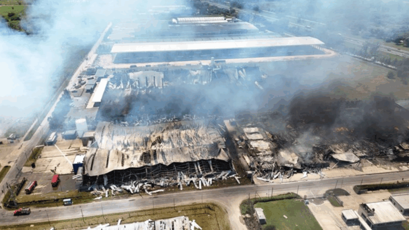 Ezeiza: peritan drenaje del agua usada en incendio del Polo Industrial