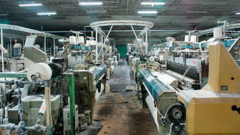 Actividad industrial cae 5,3% anual en octubre; leve repunte mensual