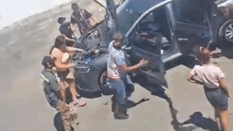 Vecinos de Lanús desarmaron un auto robado en la calle y quedó grabado