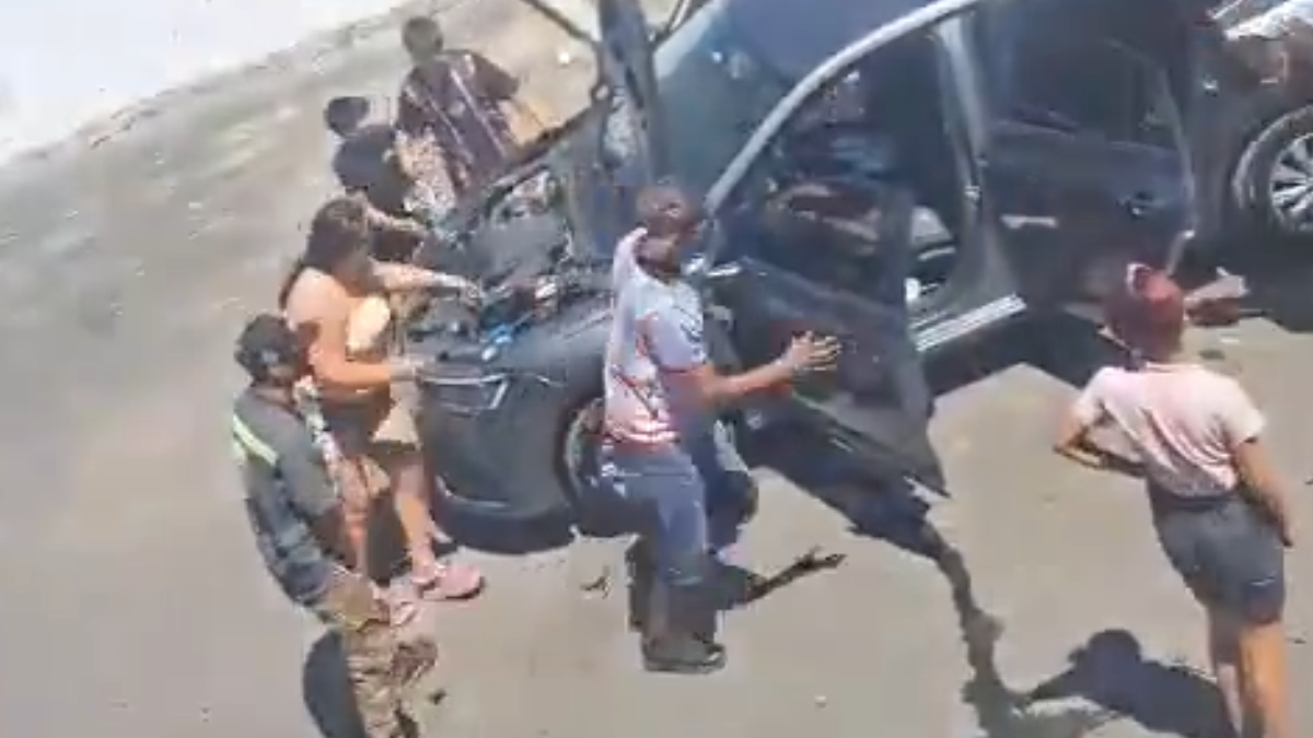 Vecinos de Lanús desarmaron un auto robado en la calle y quedó grabado