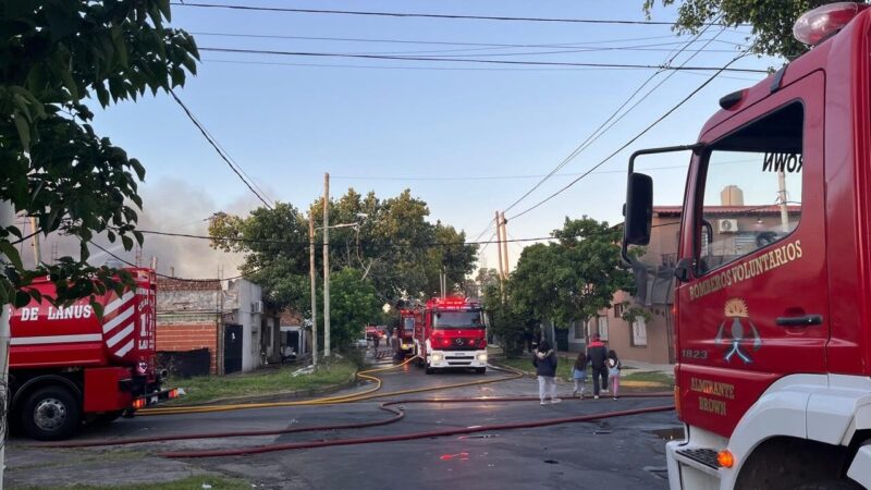 Lomas de Zamora: incendio en 2 fábricas y colapso parcial