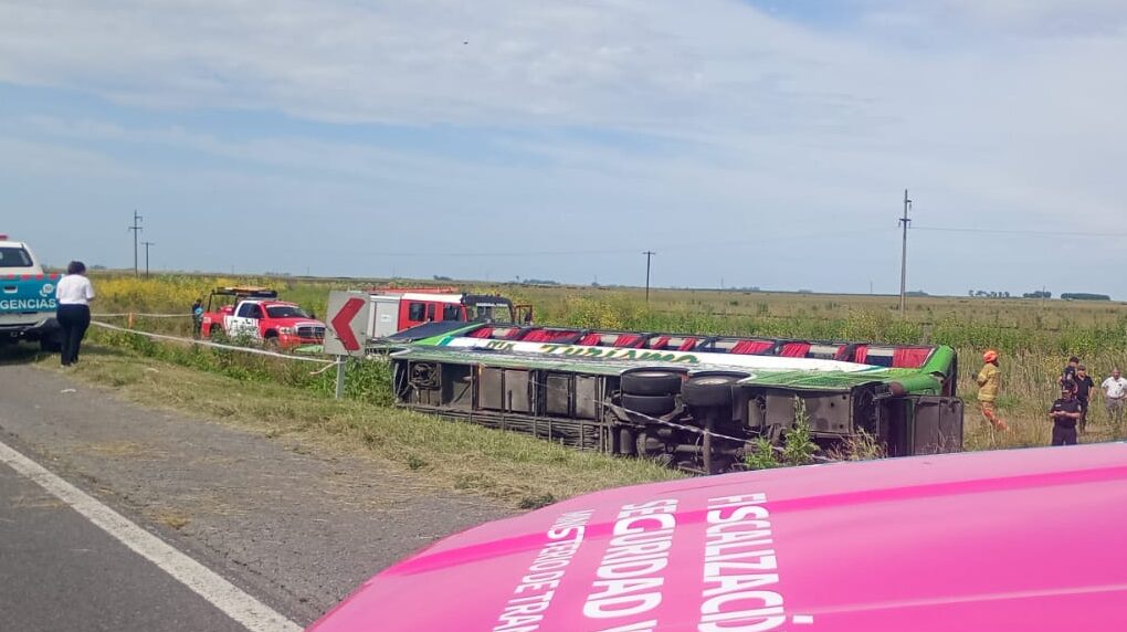 Volcó un micro en la Ruta 2 y dejó al menos dos muertos