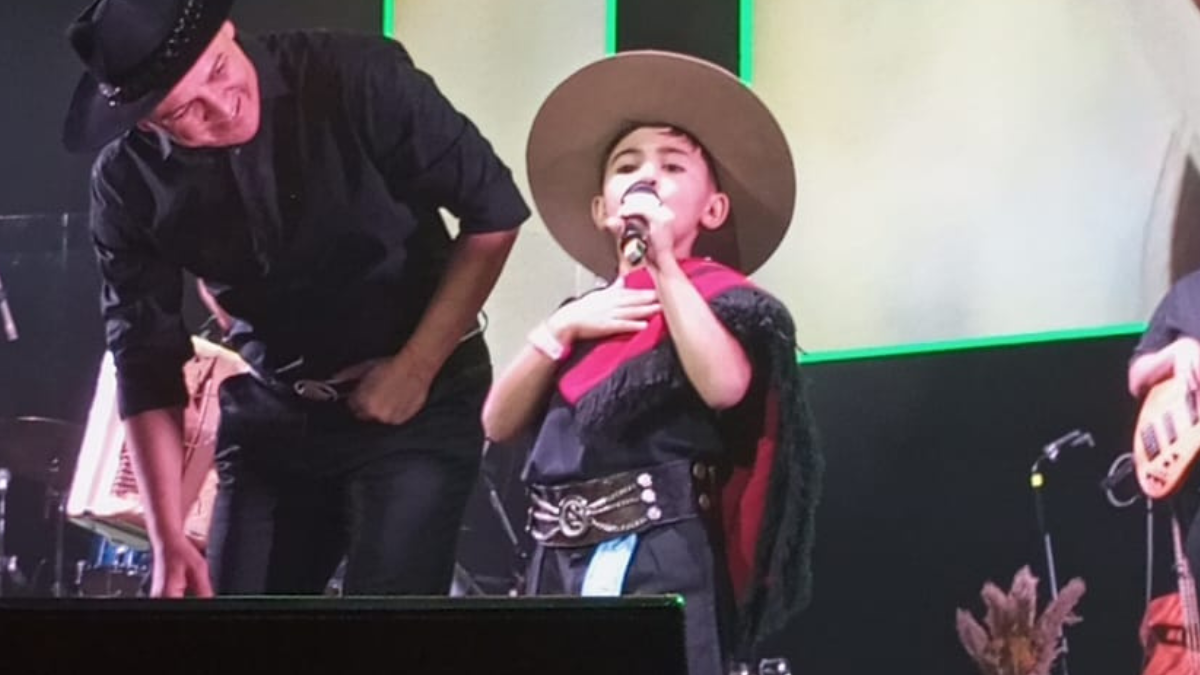 Niño de Villa Fiorito brilló en el Gran Rex cantando folclore