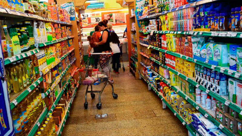 Consumo sigue en caída: ventas bajan en supermercados y mayoristas