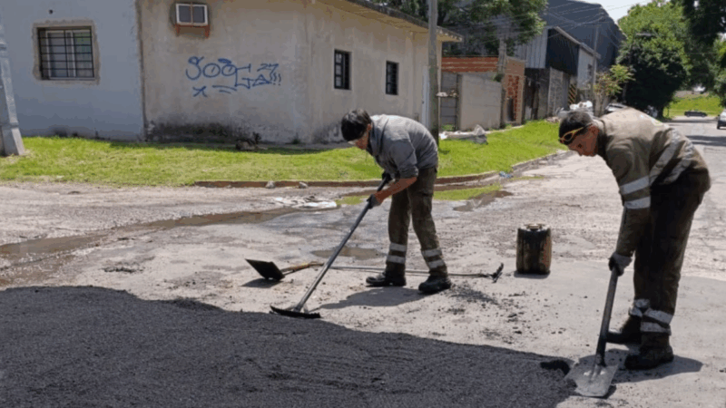 Luis Guillón avanza con nuevas obras de bacheo en calles del municipio