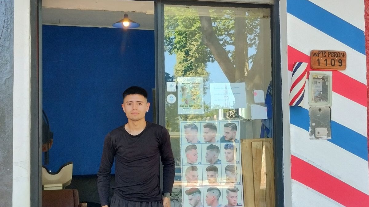 Joven peluquero de San Vicente corta gratis a mayores tras cumplirlo