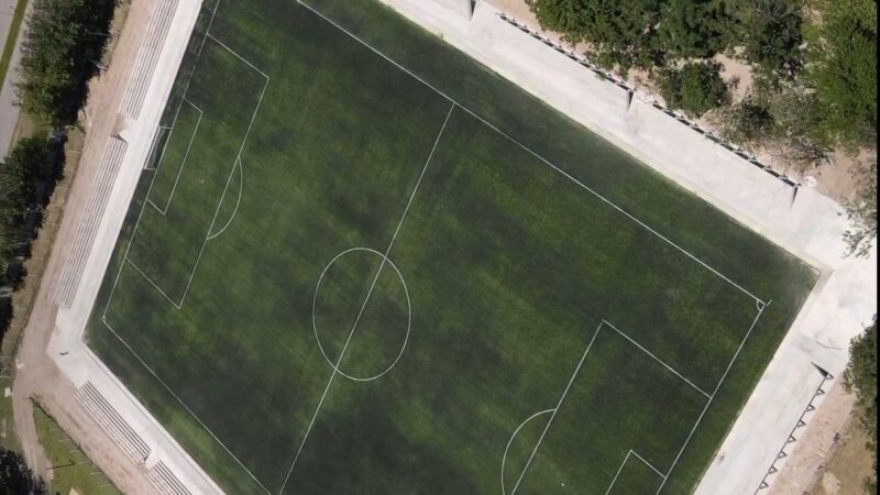 Alejandro Korn: cancha Padre Mugica con césped sintético y tribunas
