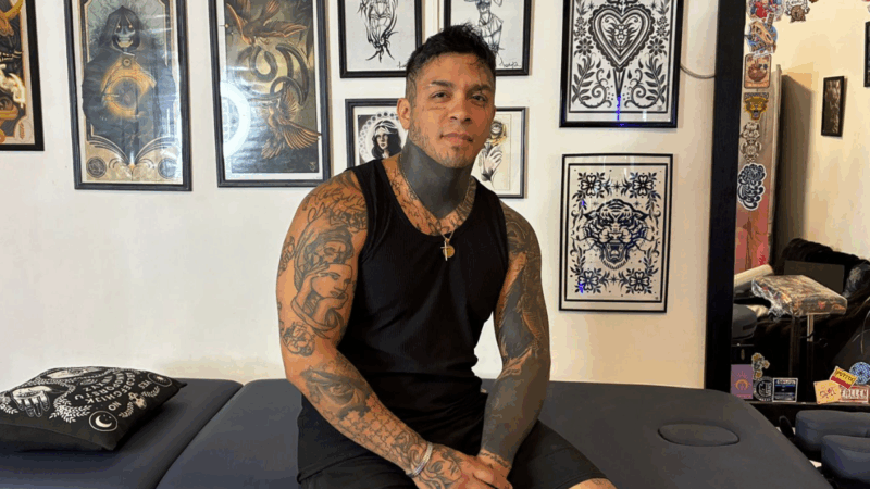 Tatuador en Luis Guillón da tatuajes gratis a mujeres tras mastectomía