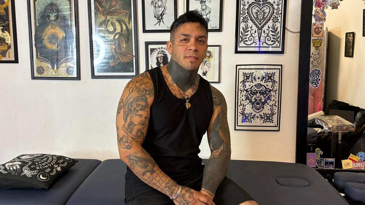 Tatuador en Luis Guillón da tatuajes gratis a mujeres tras mastectomía