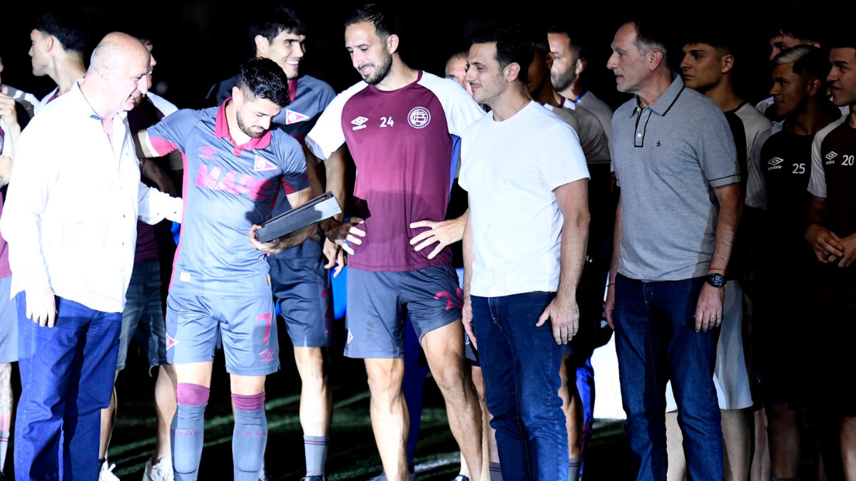 Hinchas de Lanús silbaron a Álvarez en festejo por la Sudamericana