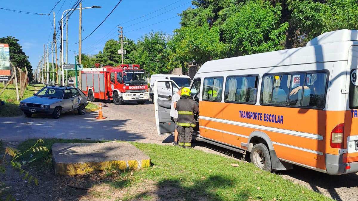 Susto en Canning: choque con transporte escolar movilizó a emergencias