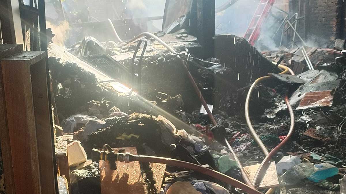 Voraz incendio devasta vivienda en San Francisco Solano