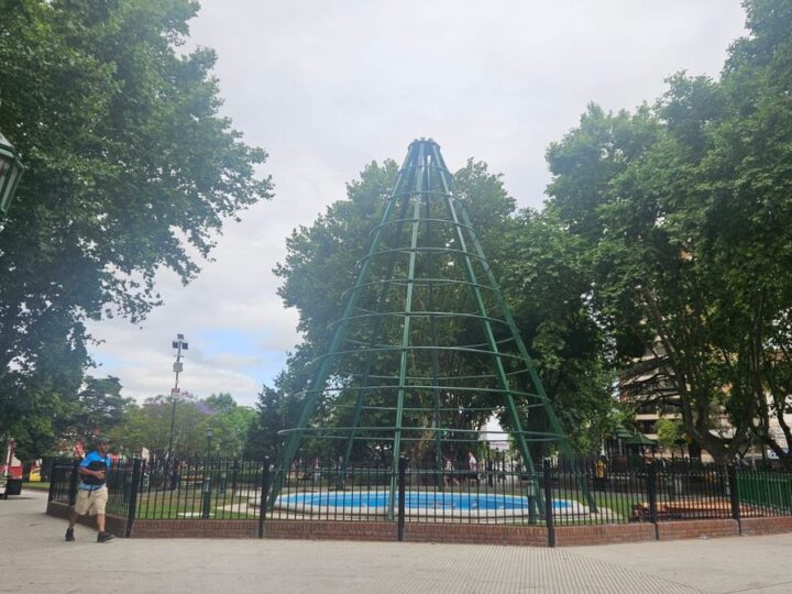 Monte Grande instala el tradicional árbol de Navidad en Plaza Mitre
