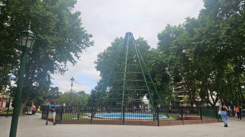 Monte Grande instala el tradicional árbol de Navidad en Plaza Mitre