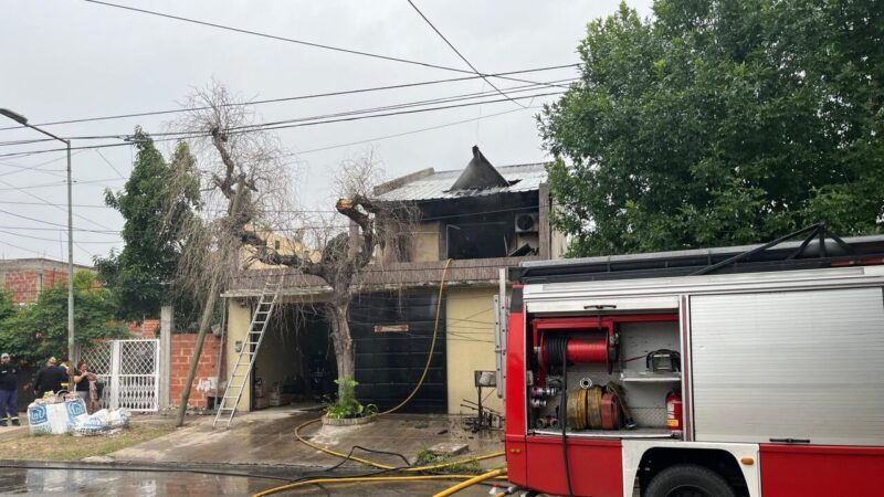 Incendio en Villa Albertina: se prendió fuego una casa del barrio