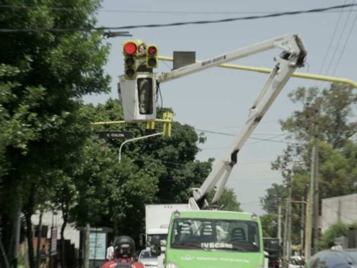 Esteban Echeverría avanza en contadores de tiempo para semáforos