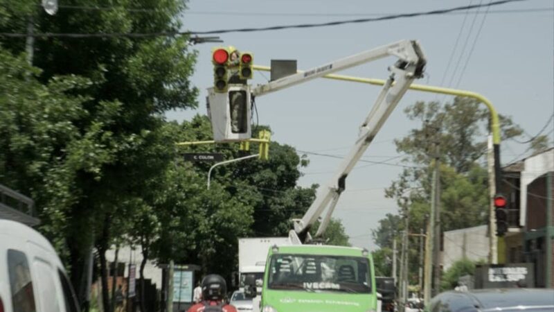 Esteban Echeverría avanza en contadores de tiempo para semáforos