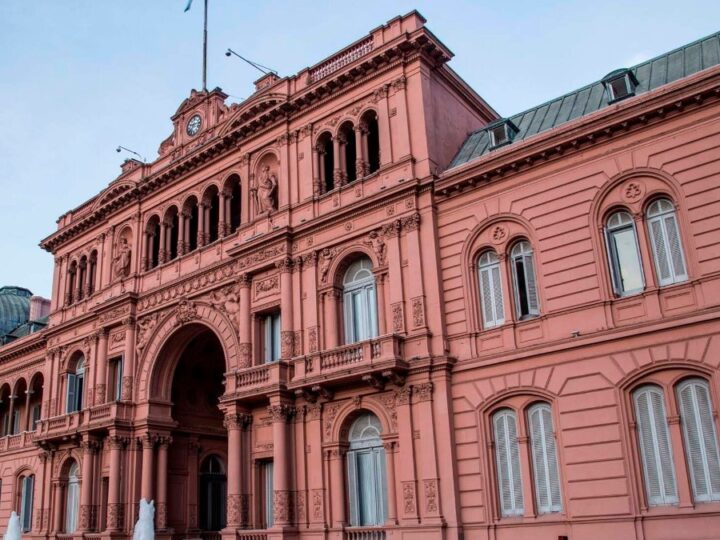 Ajuste al presupuesto por salarios, programas, pensiones y deuda