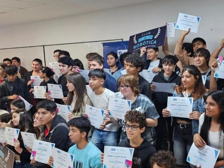 Más de 70 jóvenes de Almirante Brown diplomados en Robótica UNaB