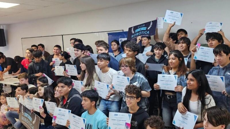 Más de 70 jóvenes de Almirante Brown diplomados en Robótica UNaB
