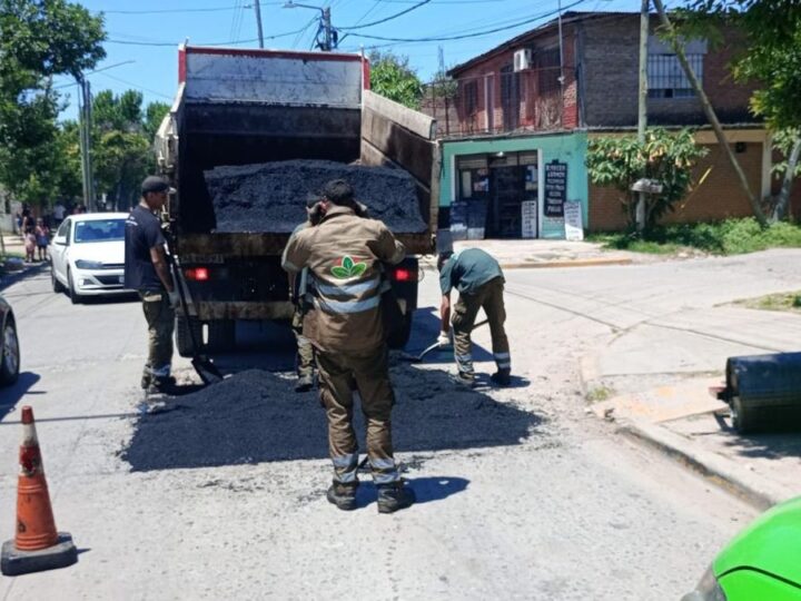 En Esteban Echeverría continúan los trabajos de bacheo en 9 de Abril