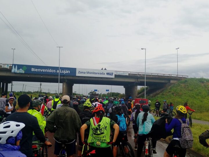 Miles de vecinos de Lomas peregrinaron en bicicleta a Luján